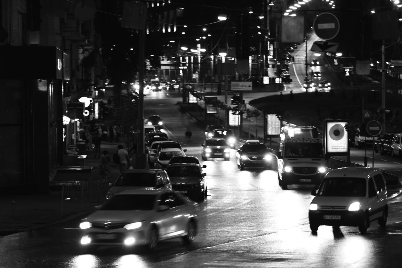 Strada trafficata di notte.