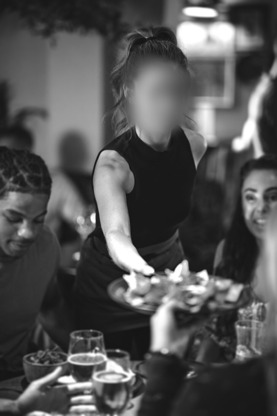 Simulation einer Restaurantszene mit zentralem Gesichtsfeldausfall: Das Gesicht der Kellnerin auf welchem der Fokus liegt, ist nicht erkenntlich