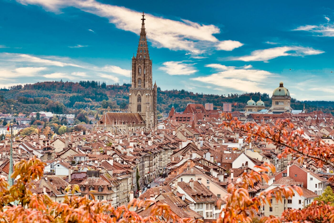 Sicht über die Berner Altstadt mit Blick aufs Münster und das Bundeshaus im Herbst