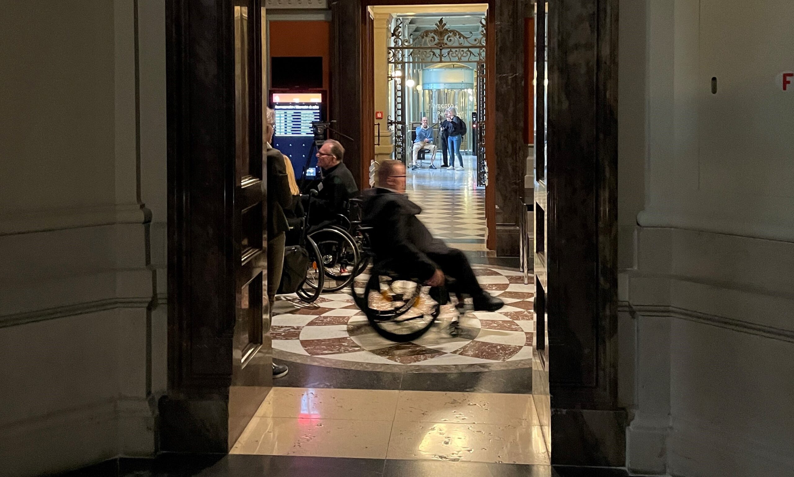 Rollstuhlfahrer im Bundeshaus in Bern.