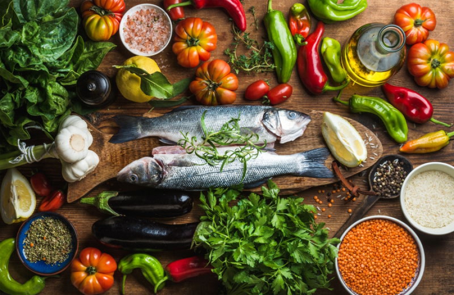 Gesunde Nahrungsmittel für das Auge, unter anderem Fisch und grünes Gemüse.