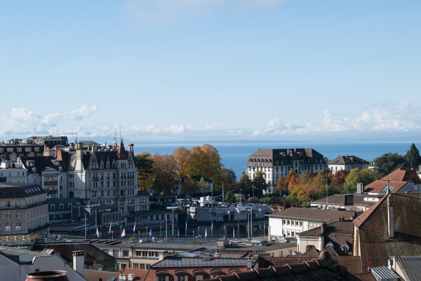Vue sur les toits de Lausanne et le lac.