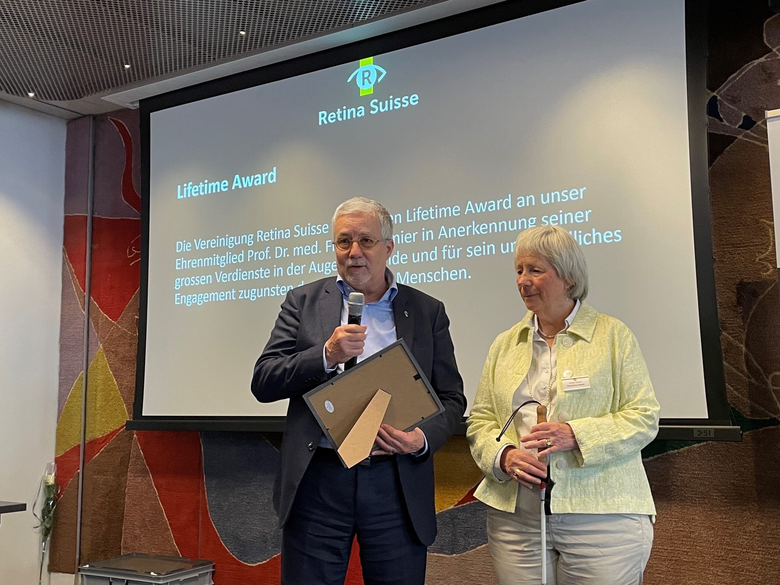 Prof. Dr. FRancis Munier erhält den Lifetime-Award von Retina-Suisse-Ehrenpräsidentin Christina Fasser