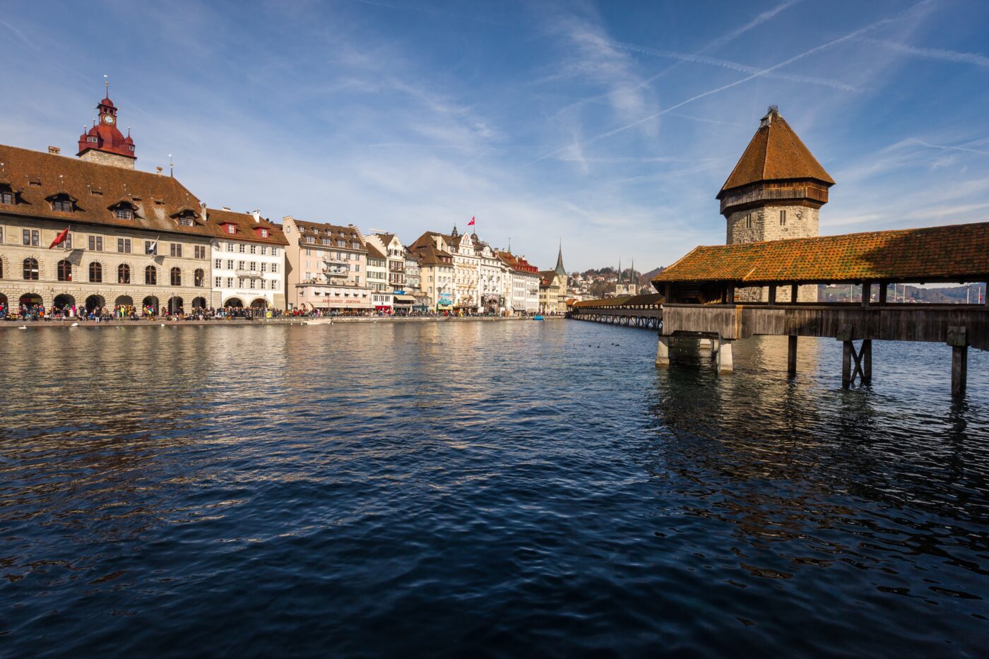Bild mit Ausblick auf die Kappelbrücke und den Wasserturm rechts, links sieht man die Häuser der Luzerner Altstadt.