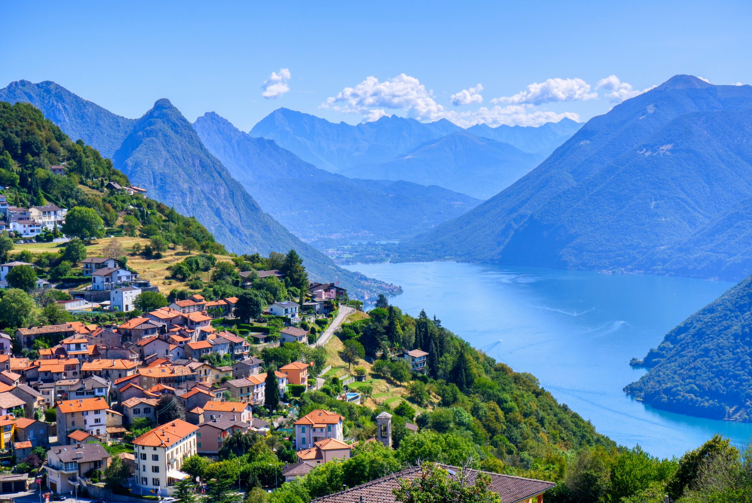Vista aerea di Lugano e del lago