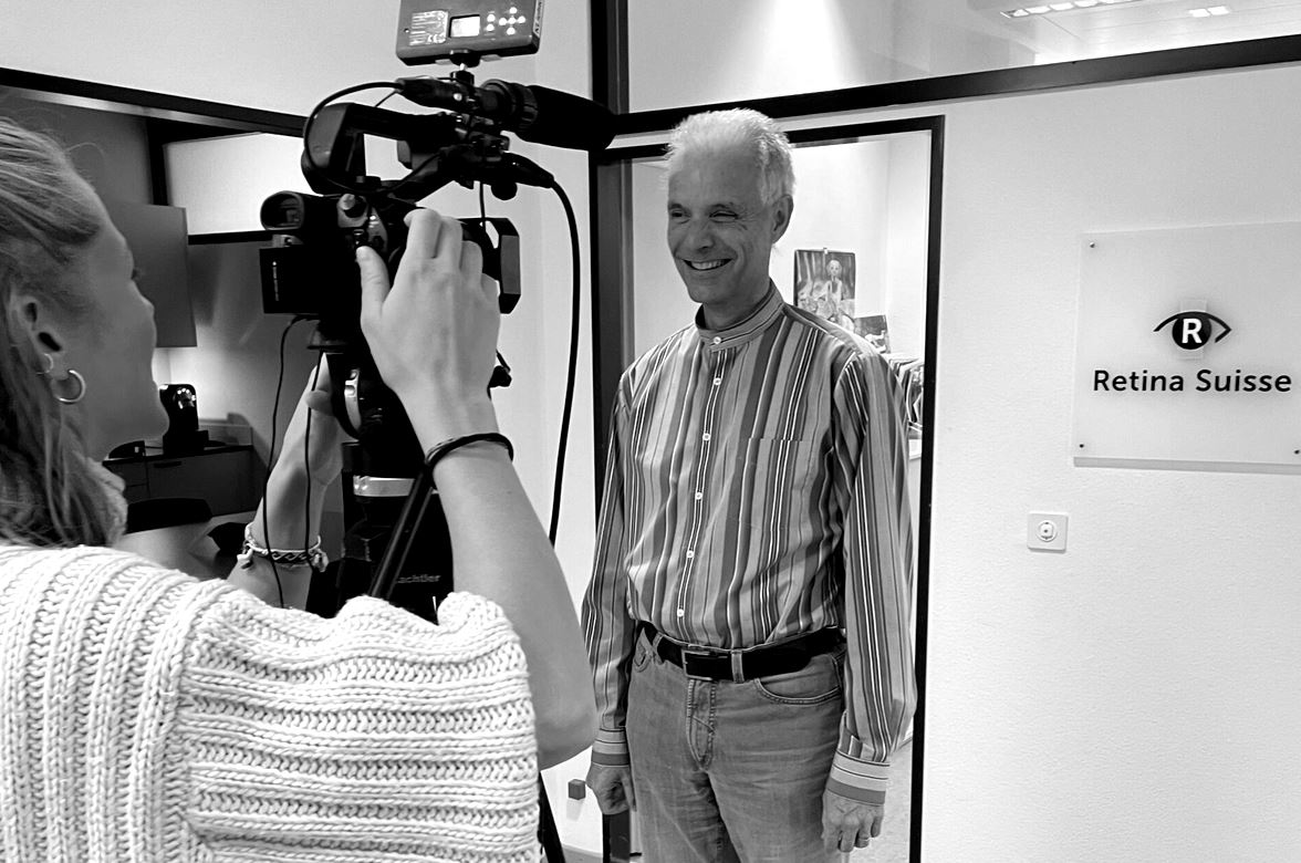Stephan Hüsler, der Geschäftsleiter von Retina Suisse, gibt einem TV-Regionalsender ein Interview.
