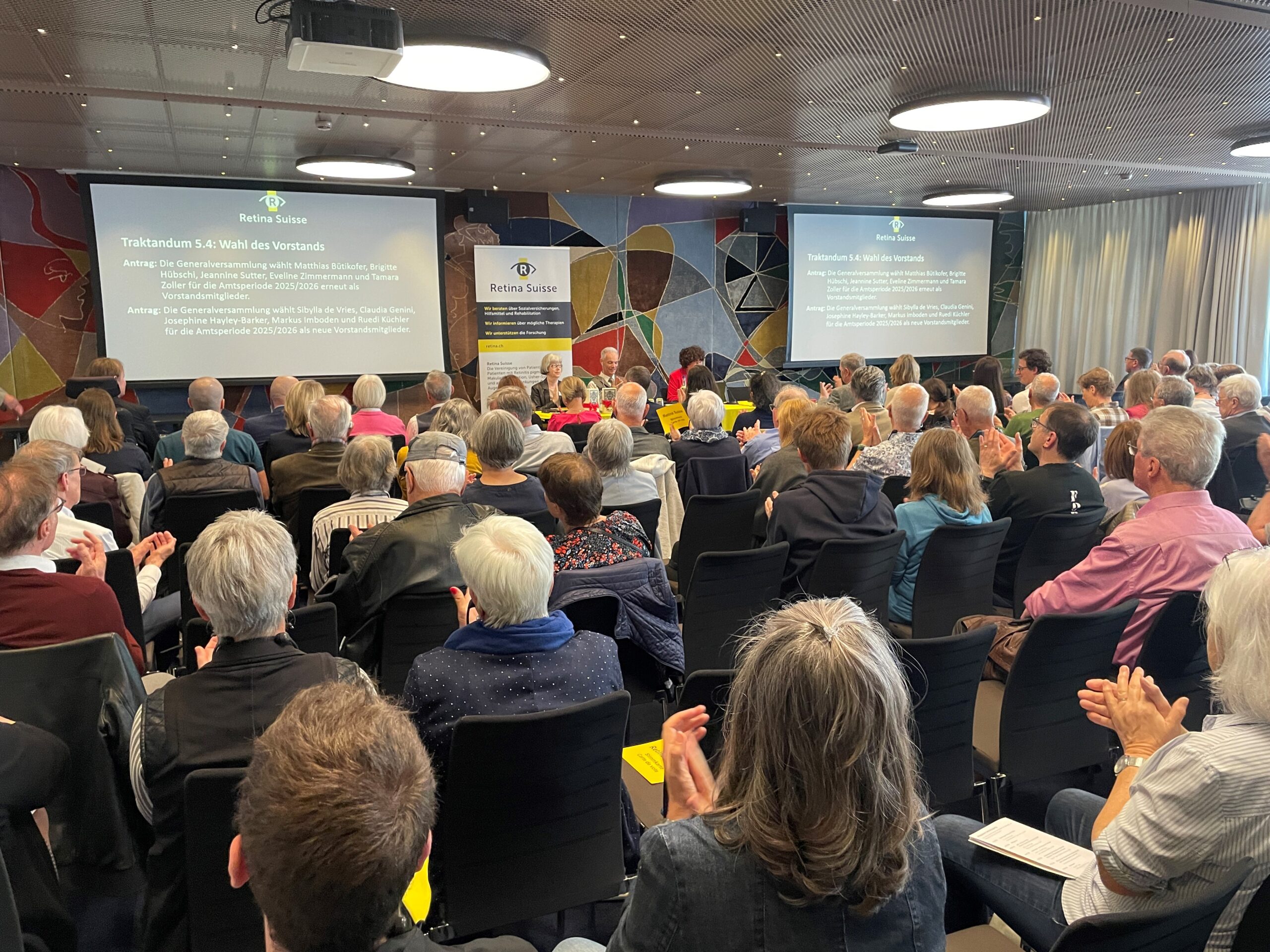 Les participants à l'assemblée générale 2025 de Retina Suisse applaudissent l'élection des nouveaux membres du comité.