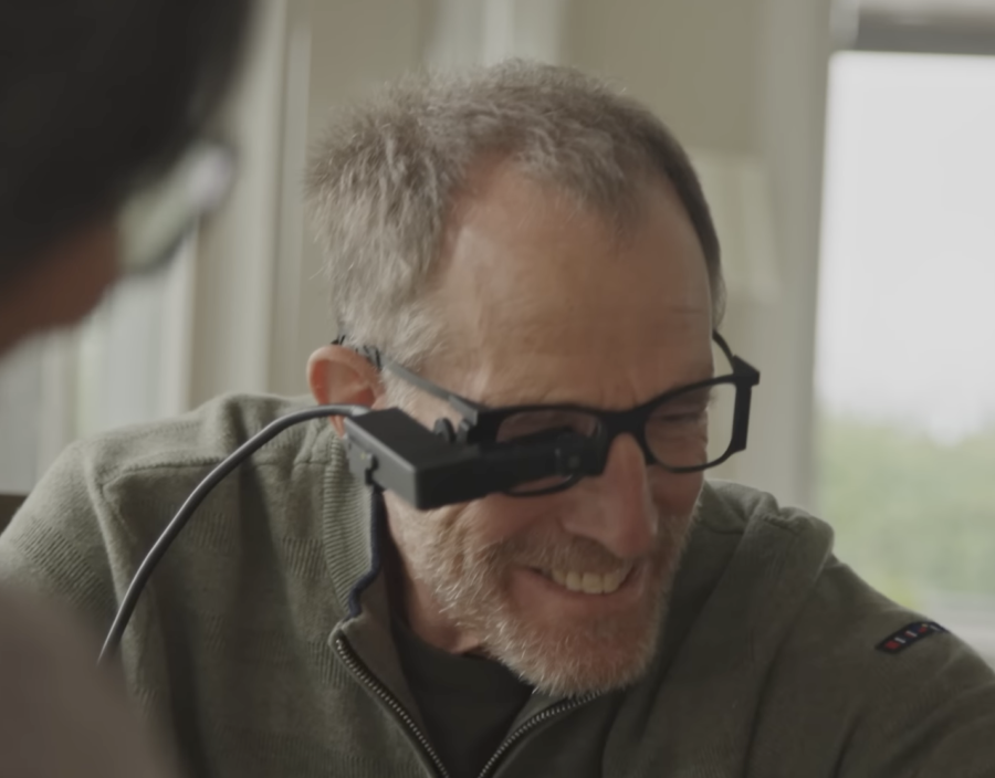 Simulation mit einem Schauspieler, was ein AMD-Patient mit dem PRIMA-Implantat sehen könnte (Screenshot aus dem Promotionsvideo der Firma Science Corporation, siehe weiter unten).