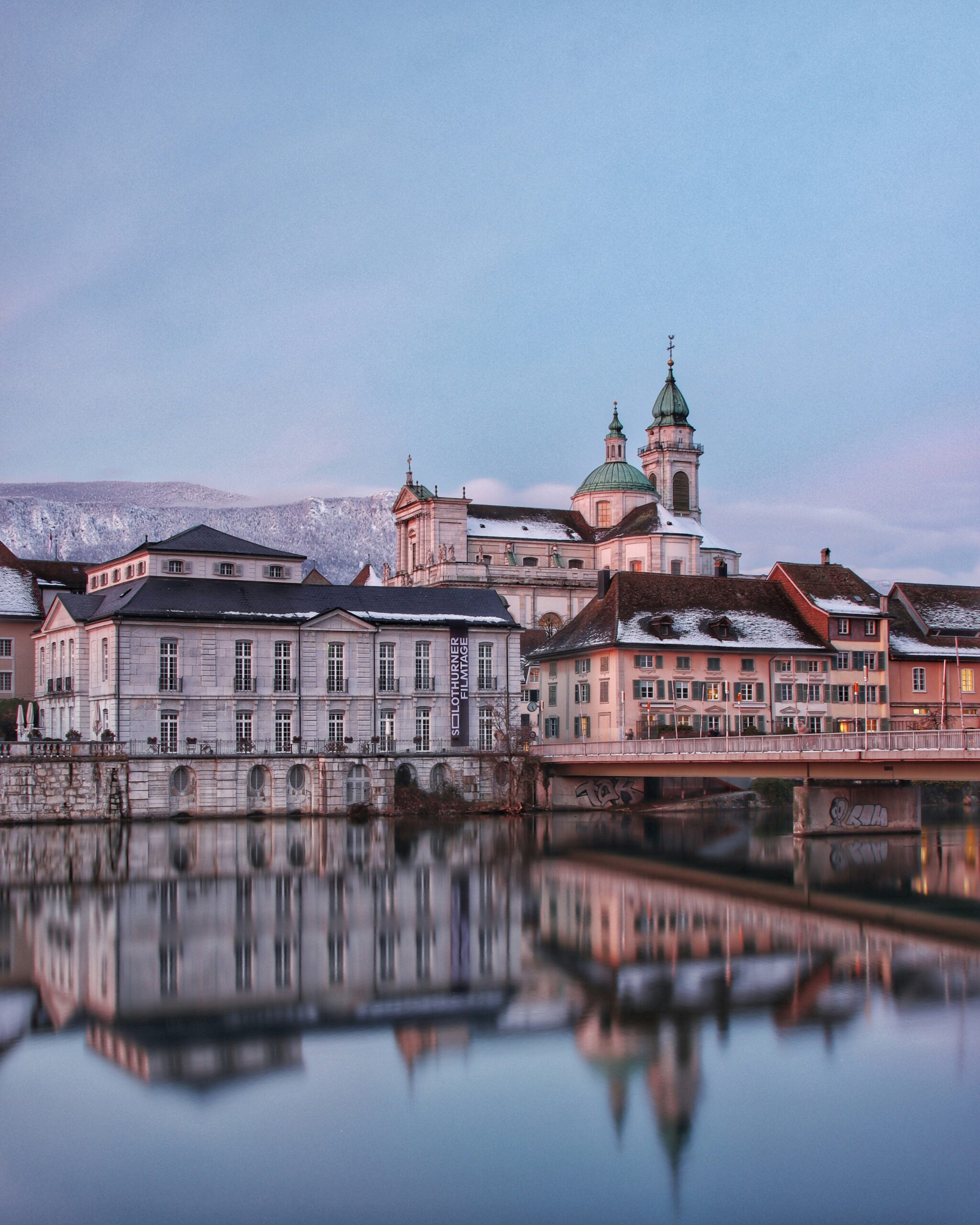 Blick über die Aare, im Hintergrund ist die St. Ursen-Kathedrale sichtbar.