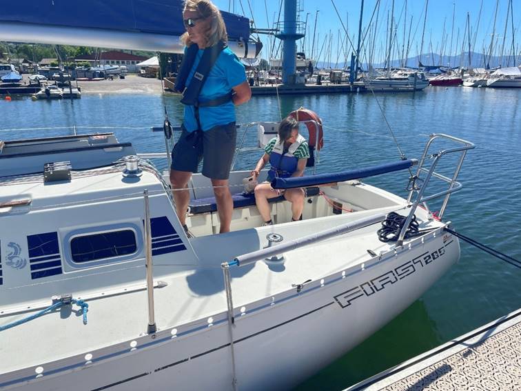 Maud Ramuz (devant) et Lauriane Aymon en train d’amarrer.
