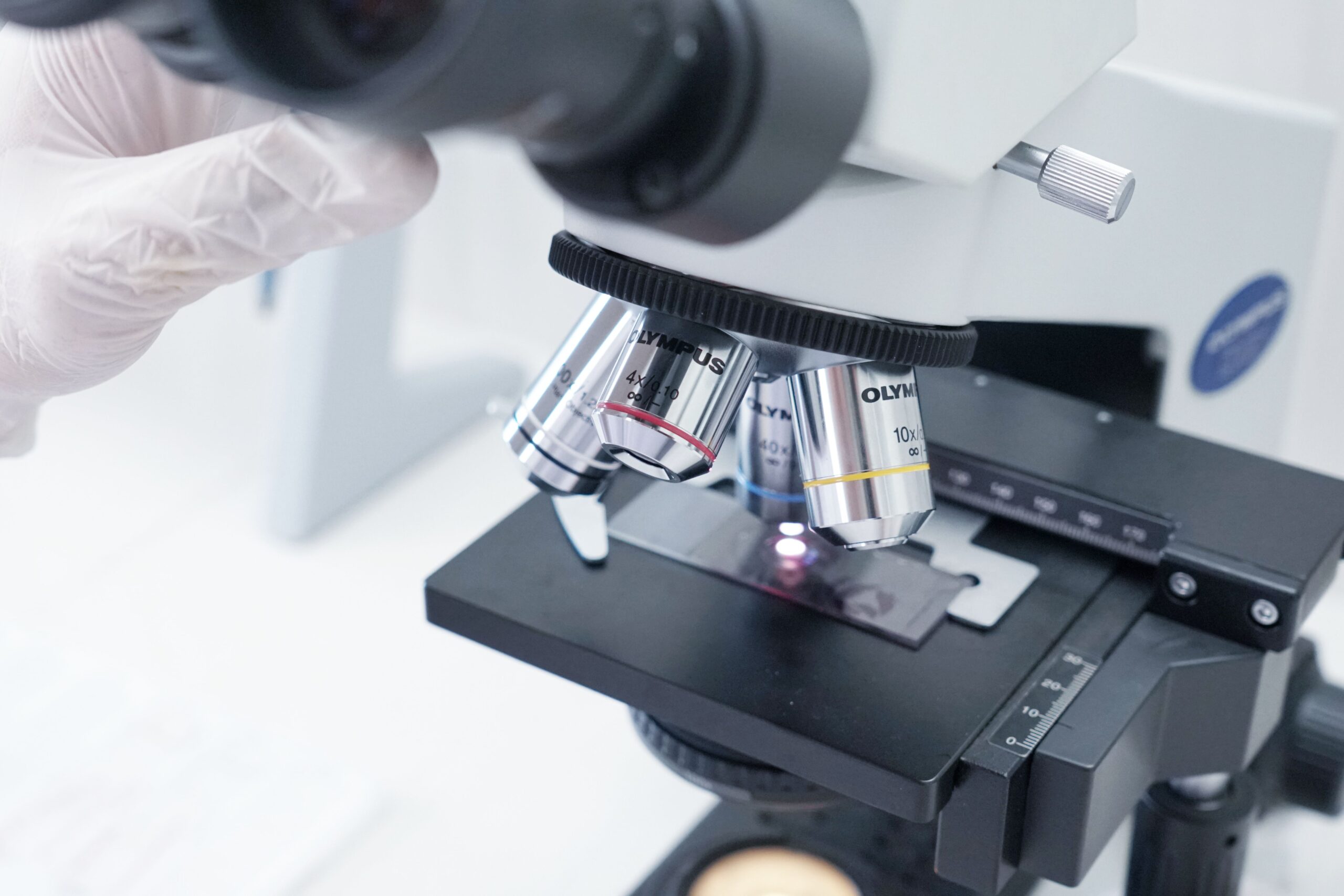 Gros plan sur un microscope